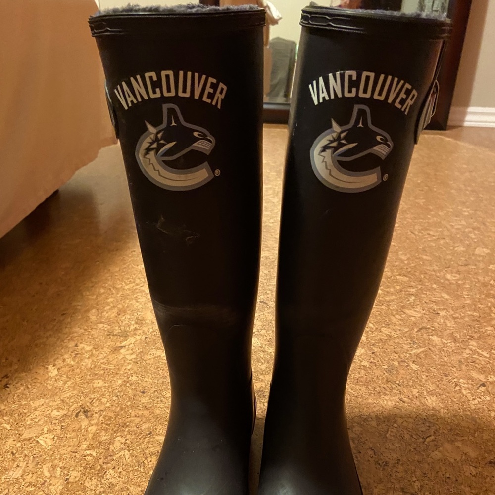 Canucks Hunters-like Collectable Rain boots size 8